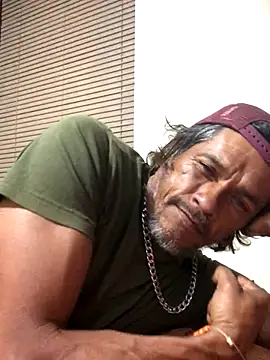 Snapshot of kvr27 chatting on 11.19.25 kvr27 online show from 11.19.25