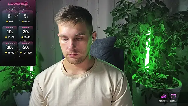 Snapshot of Sweeet__boy chatting on 02.13.25 Sweeet boy online show from 02.13.25