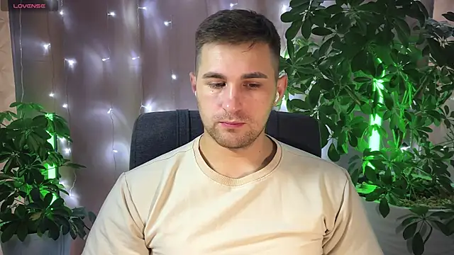 Snapshot of Sweeet__boy chatting on 02.13.25 Sweeet boy online show from 02.13.25