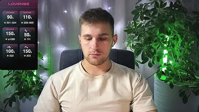 Snapshot of Sweeet__boy chatting on 02.13.25 Sweeet boy online show from 02.13.25