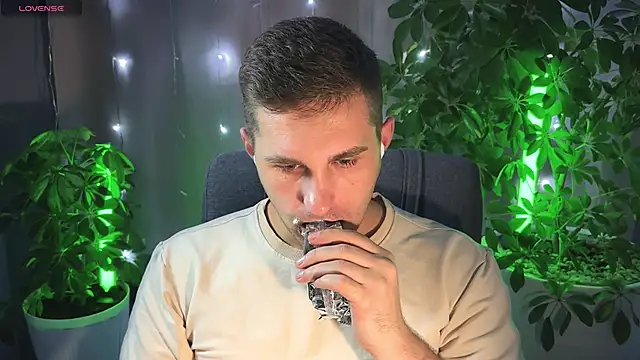 Snapshot of Sweeet__boy chatting on 02.21.25 Sweeet boy online show from 02.21.25