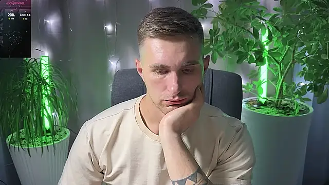 Snapshot of Sweeet__boy chatting on 03.16.25 Sweeet boy online show from 03.16.25