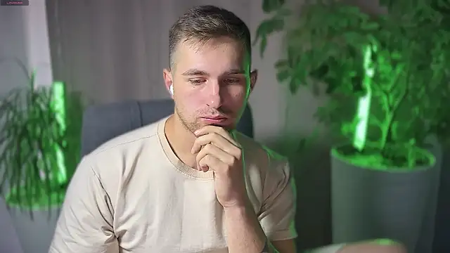 Snapshot of Sweeet__boy chatting on 03.19.25 Sweeet boy online show from 03.19.25