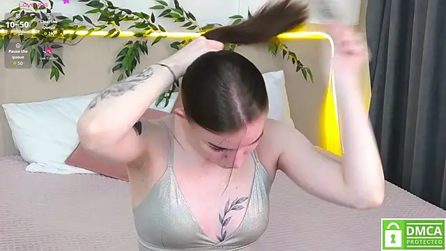 Snapshot of AmaliaBell chatting on 10.25.25 AmaliaBell online show from 10.25.25