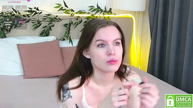 Snapshot of AmaliaBell chatting on 10.26.25 AmaliaBell online show from 10.26.25