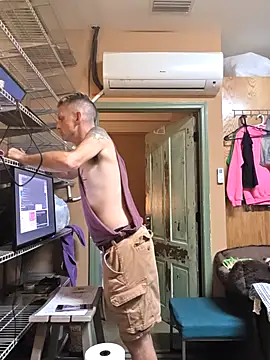 Snapshot of leahcimnikral chatting on 09.19.25 leahcimnikral online show from 09.19.25