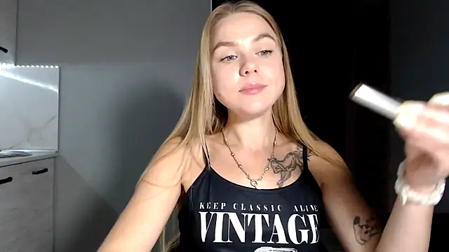 Snapshot of Sunbeam_ chatting on 10.03.25 Sunbeam online show from 10.03.25