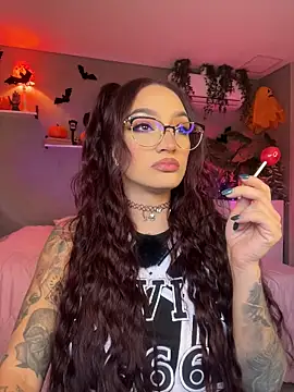 Snapshot of DaniDusan_ chatting on 10.28.25 DaniDusan online show from 10.28.25