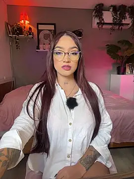 Snapshot of DaniDusan_ chatting on 11.02.25 DaniDusan online show from 11.02.25