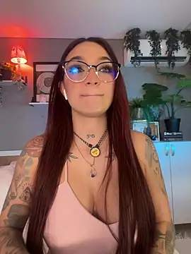 Snapshot of DaniDusan_ chatting on 11.23.25 DaniDusan online show from 11.23.25