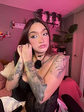 Snapshot of DaniDusan_ chatting on 12.14.25 DaniDusan online show from 12.14.25