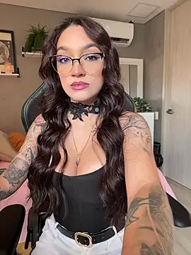 Snapshot of DaniDusan_ chatting on 04.27.26 DaniDusan online show from 04.27.26